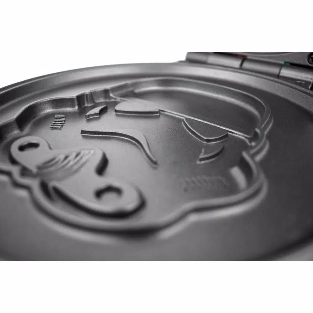 Uncanny Brands Star Wars Stormtrooper American Waffle Maker - White & Black