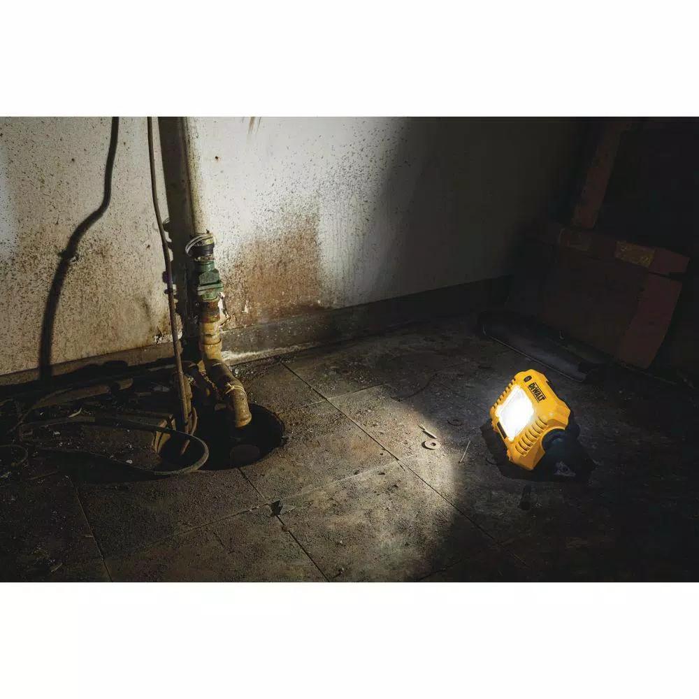 DEWALT 20V MAX Compact LED Task Light with (1) 20V 3.0Ah Battery