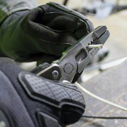 Klein Tools Electrician's Multi-Tool with 7-in-1 Functions and Drop Point Knife thumbnail 3