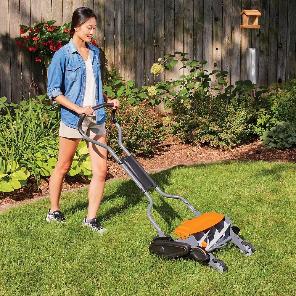 Fiskars StaySharp Max 18 in. Manual Push Reel Mower, InertiaDrive Technology