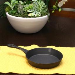 Crock-Pot Crock Pot Artisan 8 in. Cast Iron Skillet with Pour Spout, Flat Black thumbnail 3