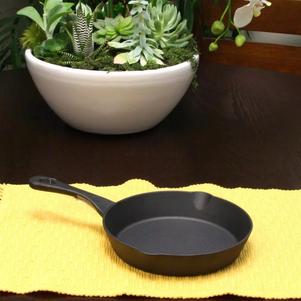 Crock-Pot Crock Pot Artisan 8 in. Cast Iron Skillet with Pour Spout, Flat Black
