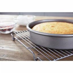 Chicago Metallic Commercial II 9 in. Round Non-Stick Aluminized Steel Cake Pan thumbnail 4