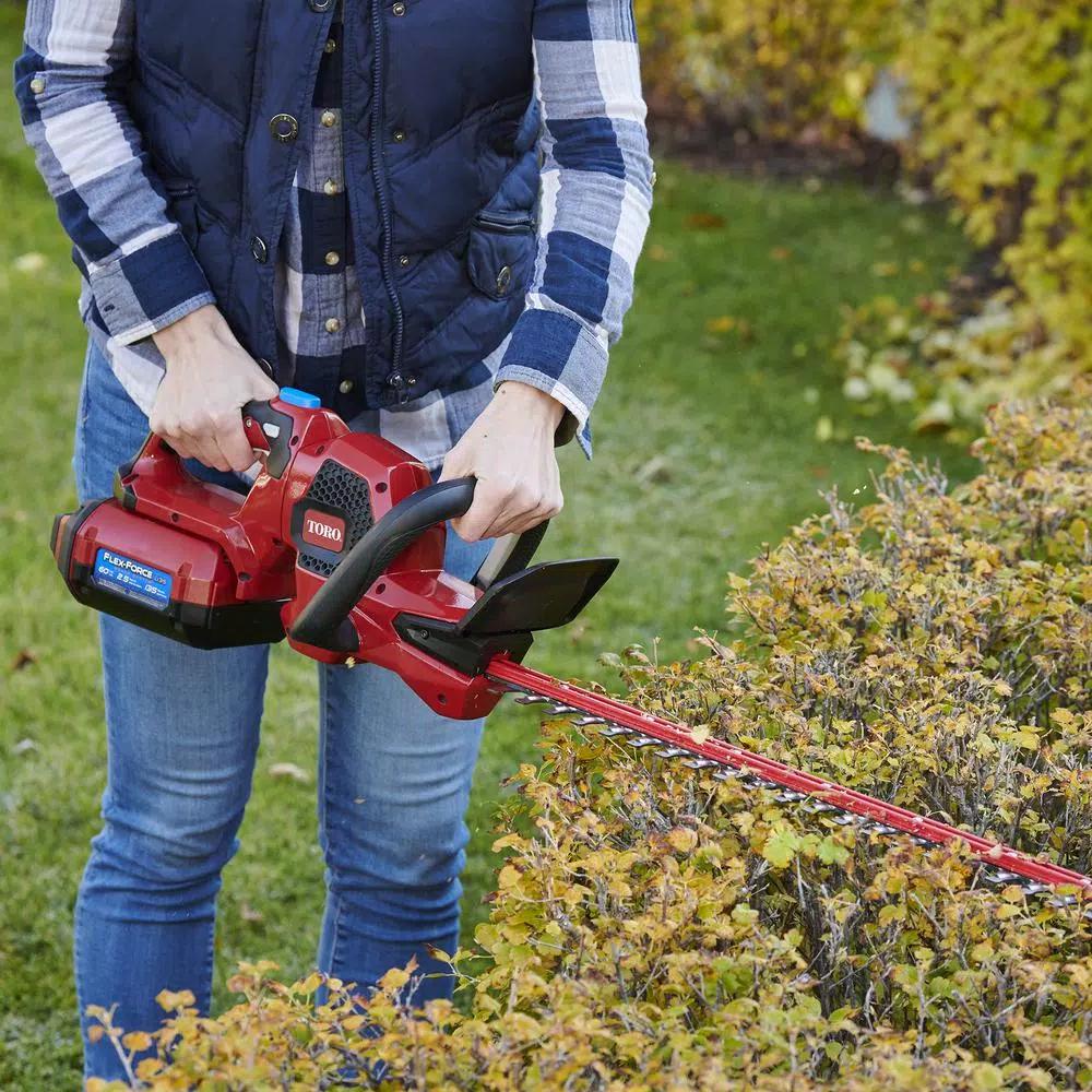 Toro 60V Flex-Force 24 in. Cordless Hedge Trimmer with 2.5 Ah Battery and Charger