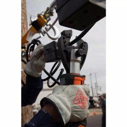 Klein Tools Battery-Operated Cu/Al Cable Cutter with Two 2 Ah Batteries, Charger, and Bag thumbnail 6
