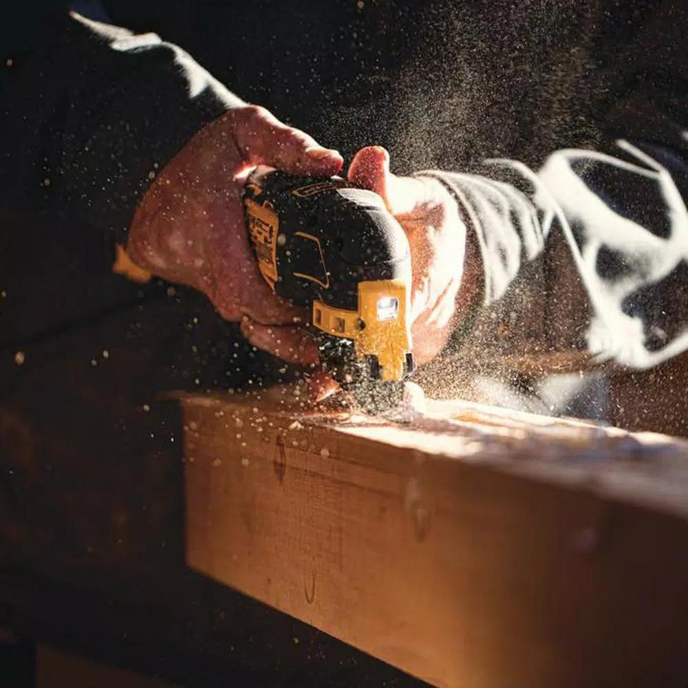 DEWALT 20V MAX Cordless Brushless Oscillating Multi-Tool Kit with 4.0 Ah Battery and Charger