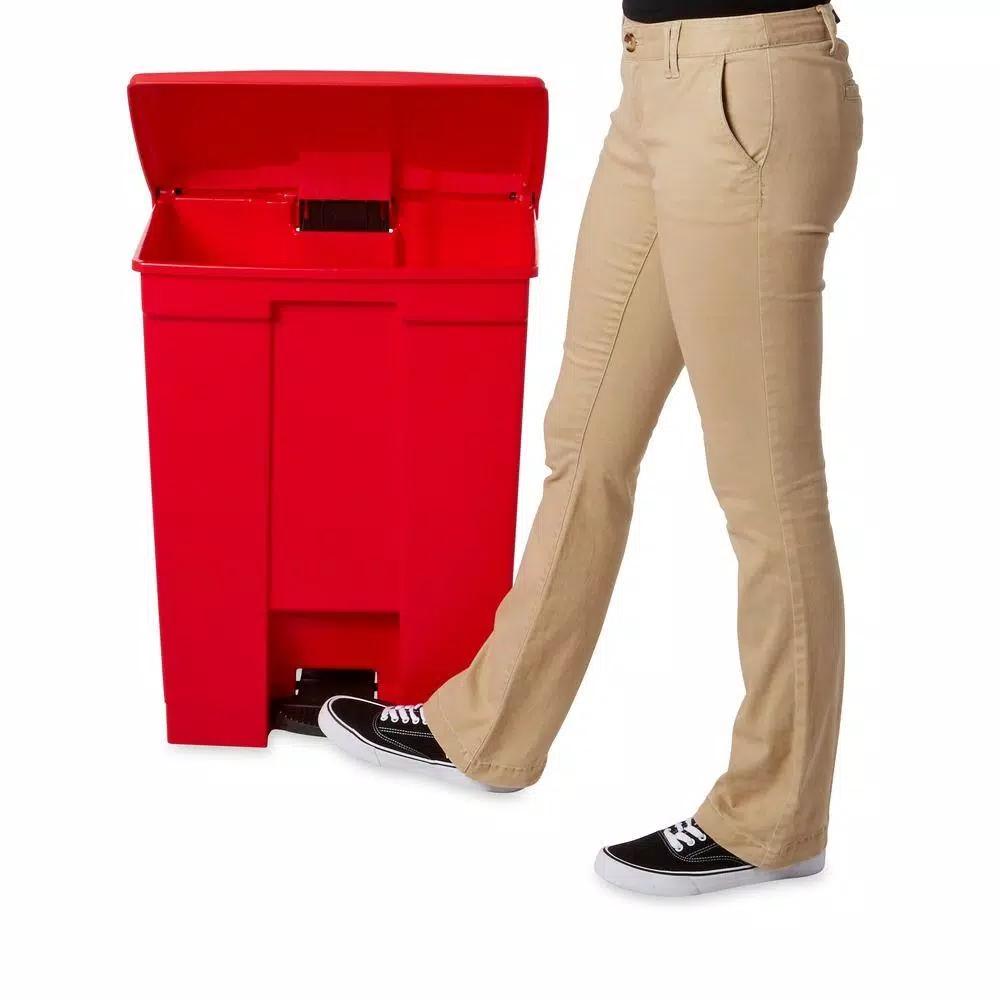 Rubbermaid Commercial Products 18 Gal. Red Fire-Safe Step-On Medical Trash Can, Puncture-Resistant Plastic