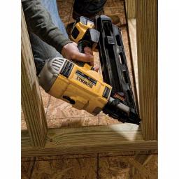 DEWALT 20V MAX XR Brushless 30-Degree Framing Nailer Kit with 4Ah and Bonus 5Ah Battery thumbnail 6