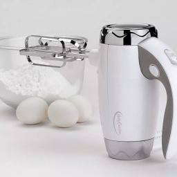 Betty Crocker 7-Speed White Hand Mixer with Beater Attachments thumbnail 3