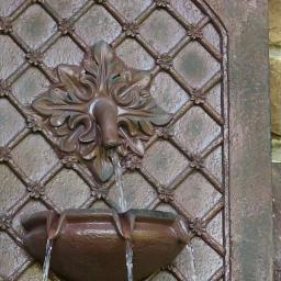 Sunnydaze Decor Rosette Resin Weathered Iron Solar Outdoor Wall Fountain with Battery Backup thumbnail 2