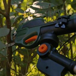 Scotts 7.2V Cordless Telescoping Pole Pruner with 2 Ah Battery and Charger thumbnail 6