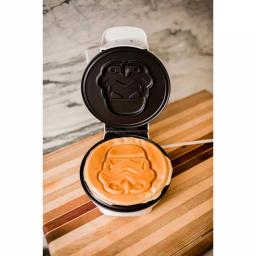Uncanny Brands Star Wars Stormtrooper American Waffle Maker - White & Black thumbnail 2