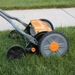 Fiskars StaySharp 17 in. Manual Push Reel Mower, Non-Electric Walk Behind thumbnail 6