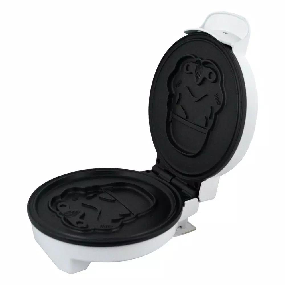 Uncanny Brands Star Wars Stormtrooper American Waffle Maker - White & Black