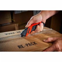 Wiss Crescent Wiss Auto-Retracting Safety Utility Knife with 3 Black-Oxide Blades thumbnail 4