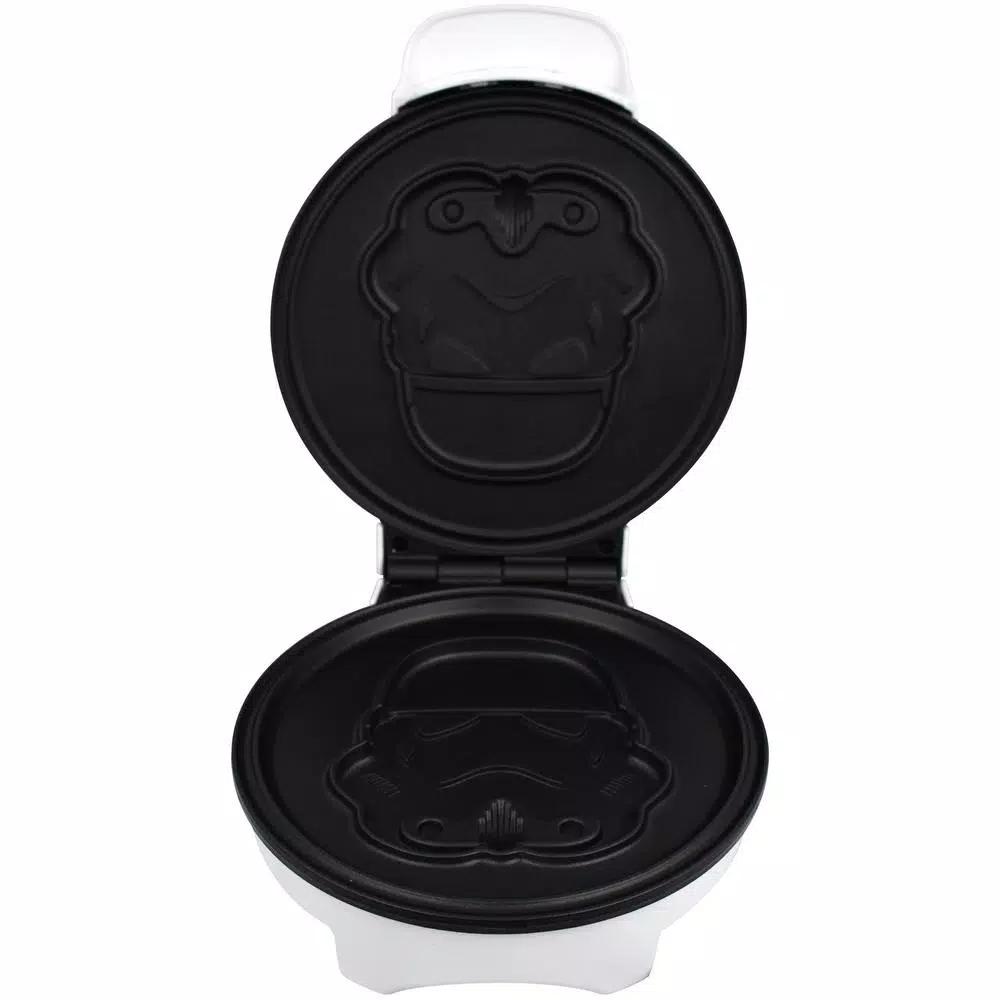 Uncanny Brands Star Wars Stormtrooper American Waffle Maker - White & Black