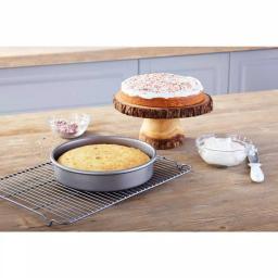 Chicago Metallic Commercial II 9 in. Round Non-Stick Aluminized Steel Cake Pan thumbnail 3