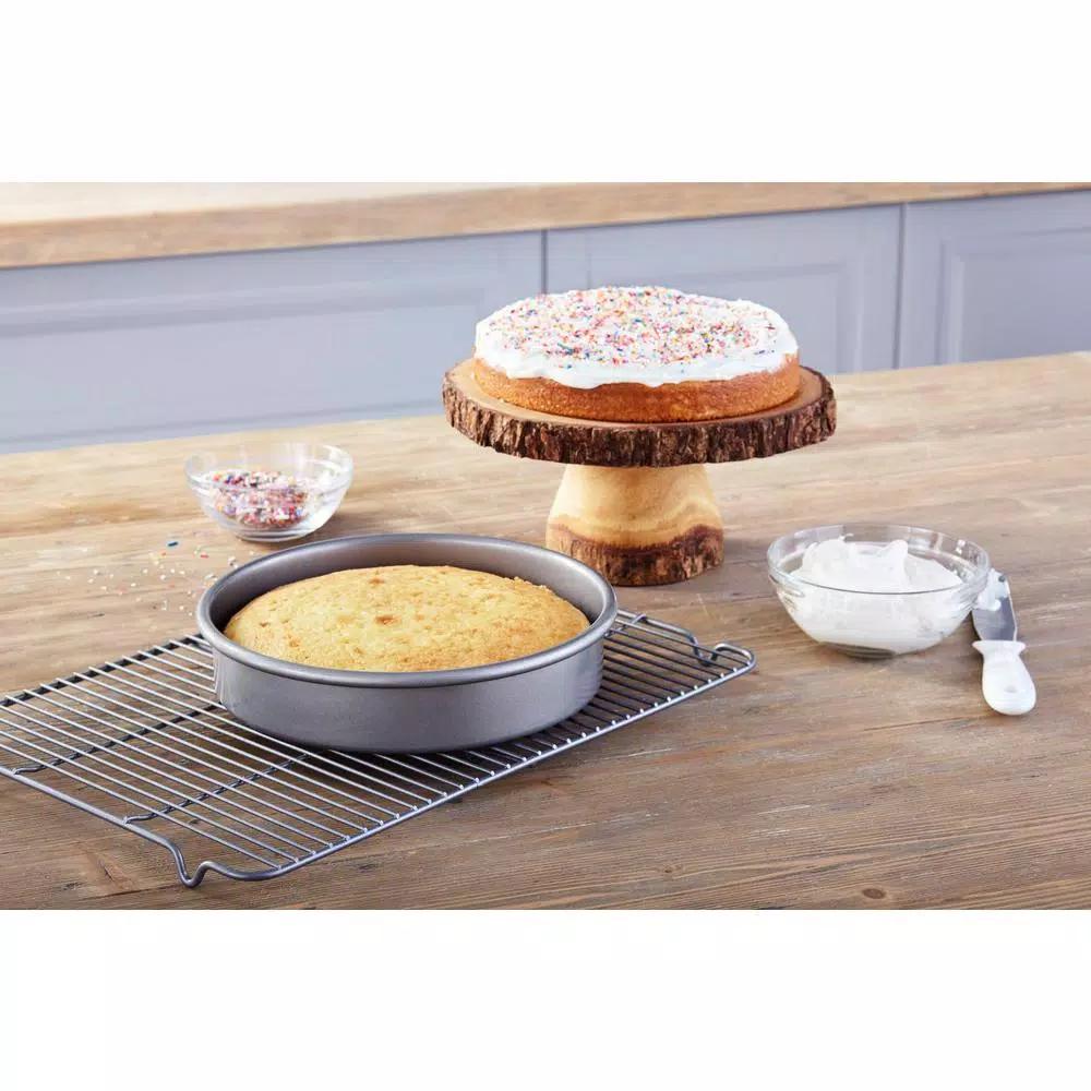 Chicago Metallic Commercial II 9 in. Round Non-Stick Aluminized Steel Cake Pan