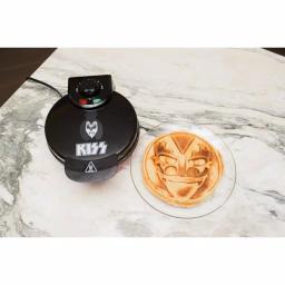 Uncanny Brands Black Kiss Demon American Waffle Maker, 900W Non-Stick Waffle Iron with 5 Temperature Settings thumbnail 4