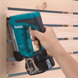 Makita 18V LXT Brushless 3/8 in. Crown Stapler Kit with 5.0Ah Battery and Charger thumbnail 7